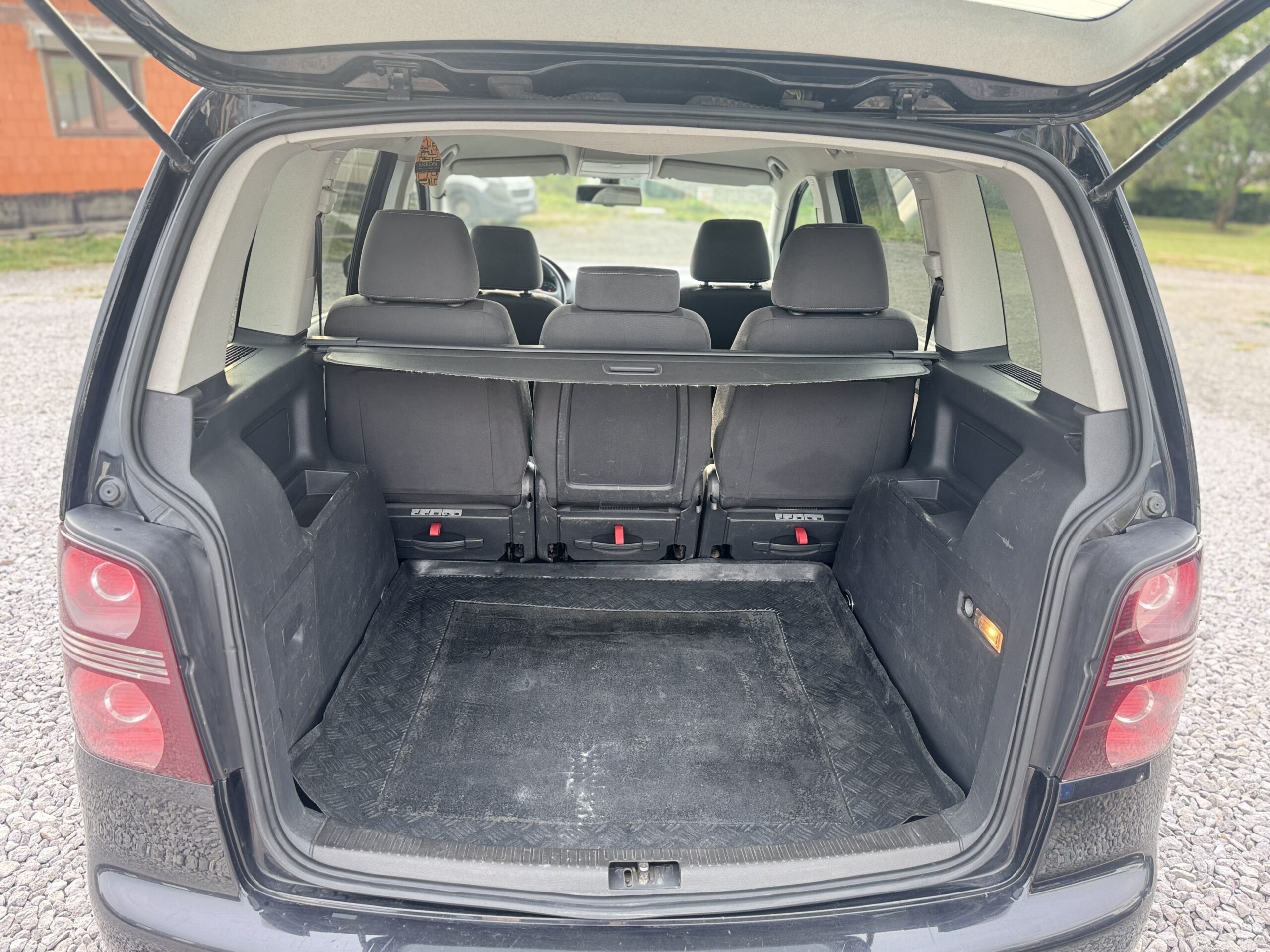 Volkswagen Touran 1.9TDi 77kW 2010 Po veľkom servise Aj na splátky už od: 18,84€ – Obrázok 21